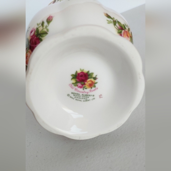 SOLD Royal Albert Old Country Roses Floral Vase Bone China Gold Trim - Picture 11 of 16